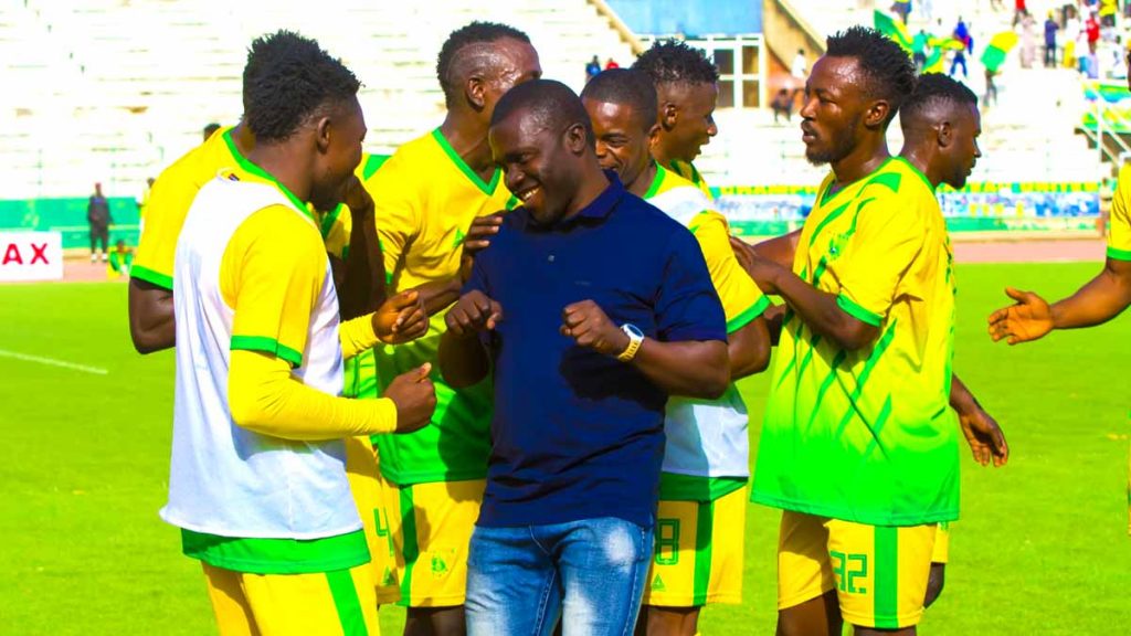 Pateau United coach Fidelis Illechukwu celebrating with his players after their win against Sunshine Stars (Photo Credit: Plateau United)