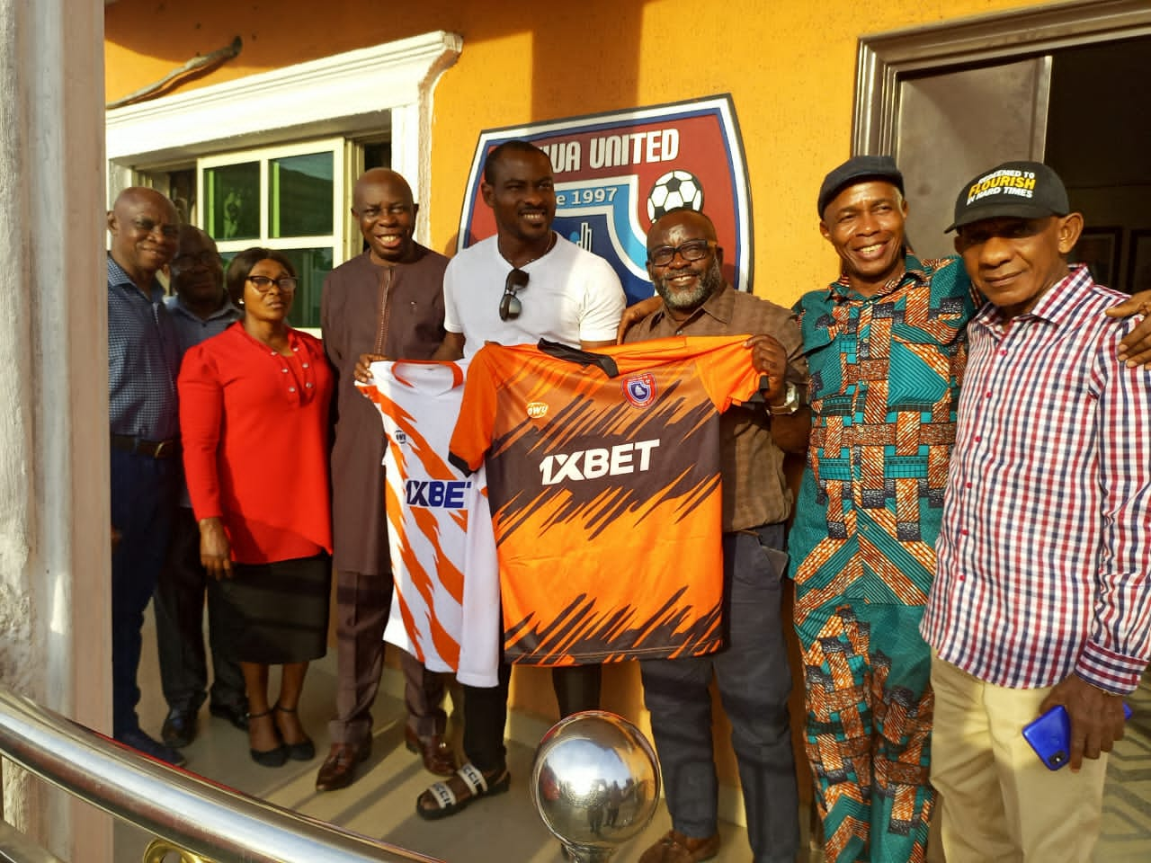 As reported by the Akwa United FC media depratment, former Super Eagles of Nigeria and Lille of France goalkeeper Vincent Enyeama visited the clubs-house in Uyo.