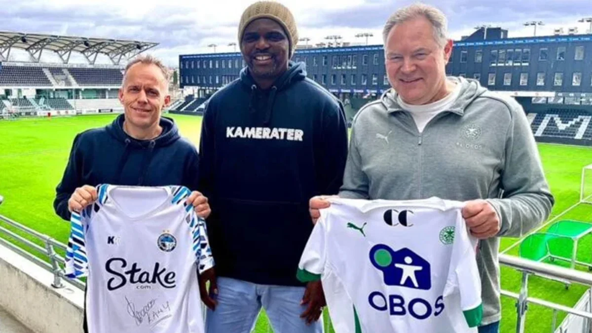 Enyimba chairman Kanu Nwankwo with Hamkam officials