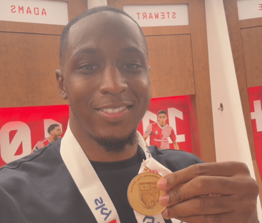 joe-aribo-flaunts-medal-after -EPL-promotion