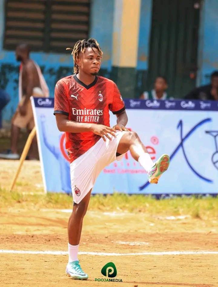 Super Eagles star Samuel Chukwueze has generously distributed cash to women during an organized tournament in his hometown of Umuahia.