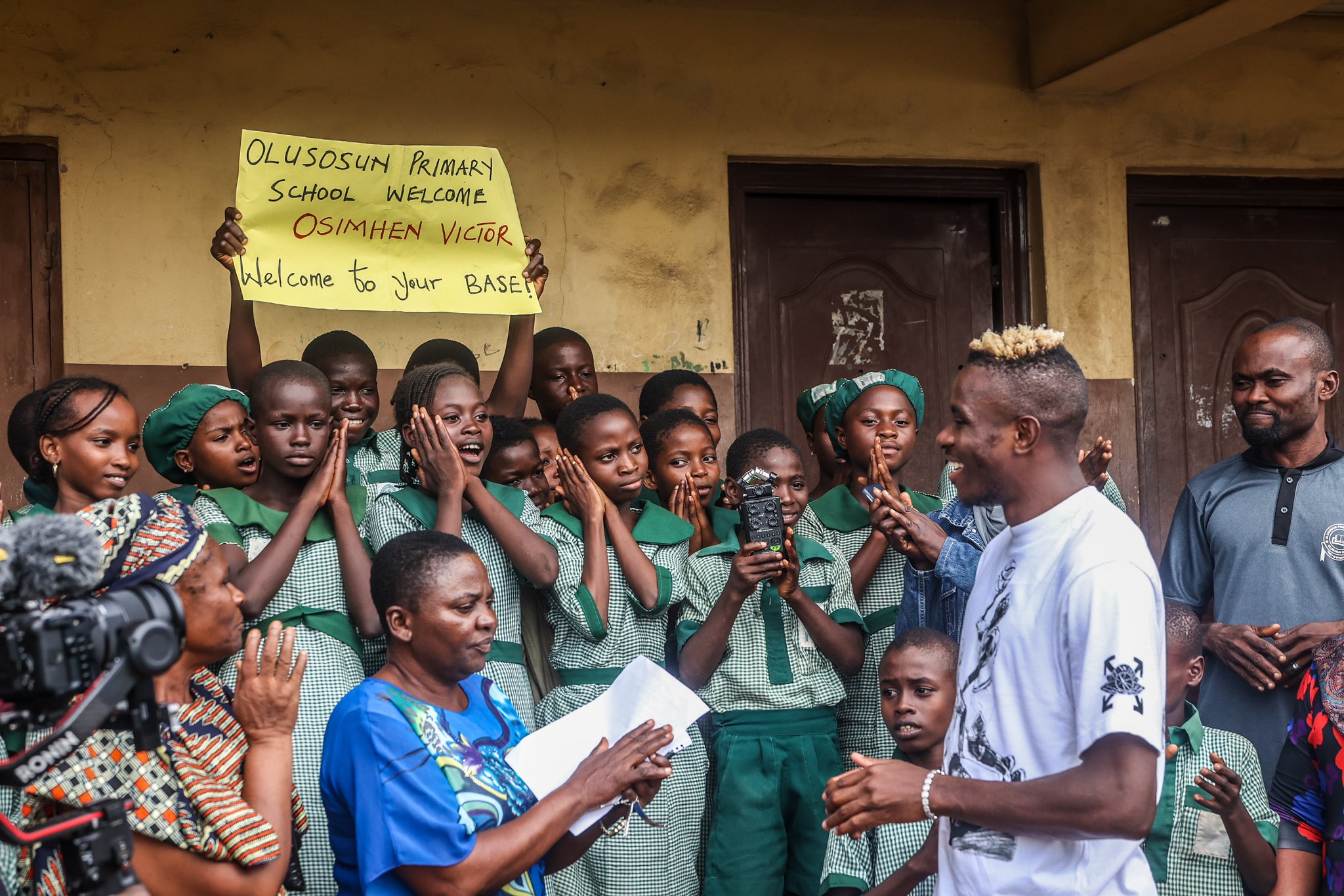 Super Eagles striker Victor Osimhen has returned to Nigeria to bring some holiday joy to the people of Olusosun, Ojota, where he spent his early years.