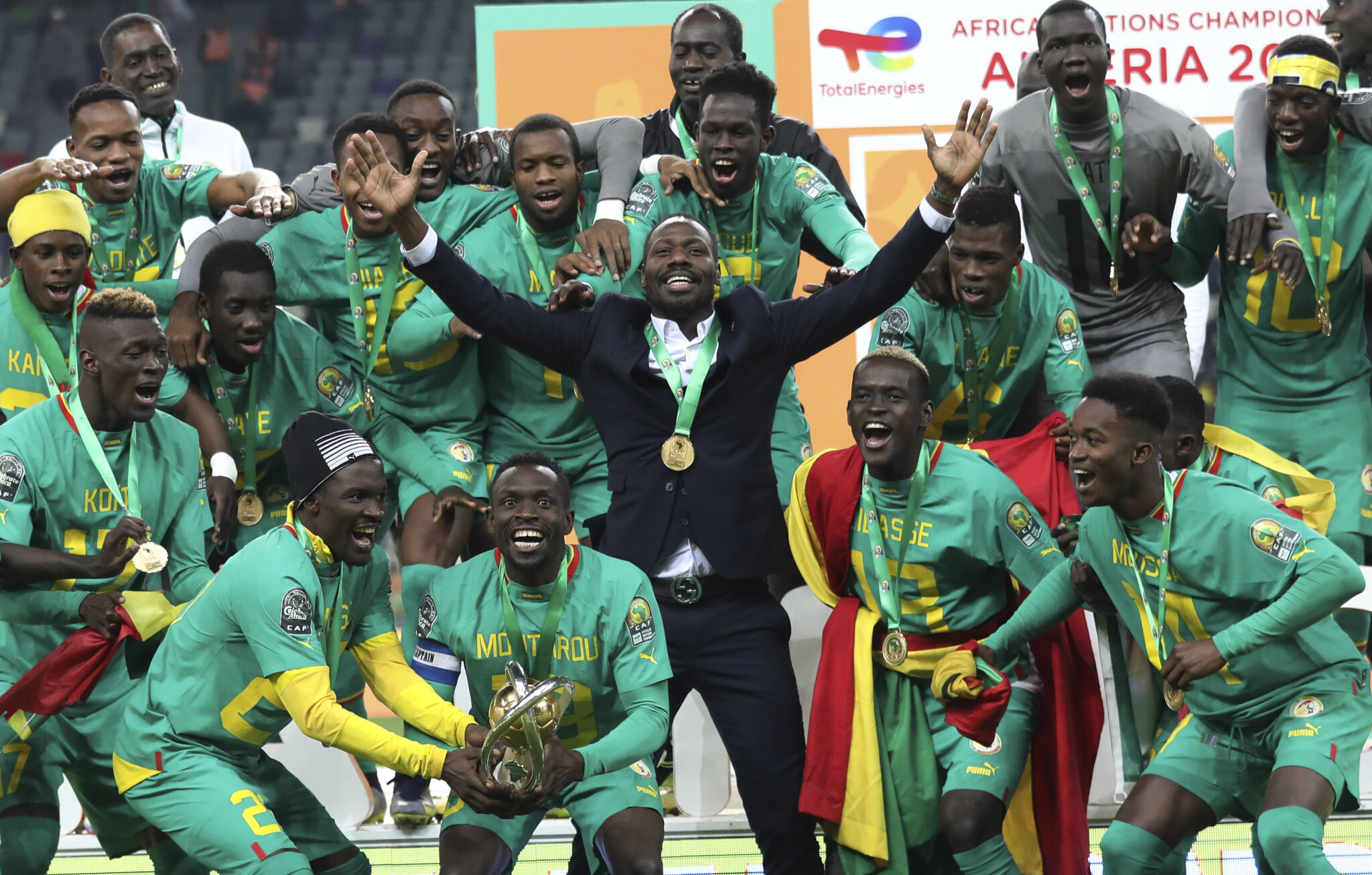 thiaw lifting the chan trophy with senegal