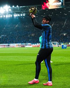 The moment Ademola Lookman presented his 2024 African Player of The Year award to Atalanta fans
